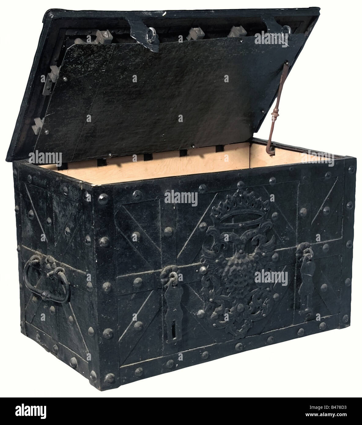 Une grande boîte fort allemande, XVIIe et XVIIIe siècle. Un coffre rectangulaire de plaque de fer meublé de sangles et de rivets à goujon. Le couvercle est doté d'un trou de serrure central, d'un couvercle de verrouillage à ressort, d'un verrou à tige creuse et de neuf trous. Le mécanisme de verrouillage est doté d'un couvercle simple. L'avant porte un aigle à double tête décoratif, et deux hasps pour les serrures. Il y a deux poignées de transport mobiles sur les côtés. L'intérieur a été récemment doublé de bois. Dimensions 55 x 91 x 55 cm. Historique, historique, XVIIIe siècle, XVIIe siècle, artisanat, artisanat, artisanat, objets, objets, objets, Banque D'Images Une grande boîte fort allemande, XVIIe et XVIIIe siècle. Un coffre rectangulaire de plaque de fer meublé de sangles et de rivets à goujon. Le couvercle est doté d'un trou de serrure central, d'un couvercle de verrouillage à ressort, d'un verrou à tige creuse et de neuf trous. Le mécanisme de verrouillage est doté d'un couvercle simple. L'avant porte un aigle à double tête décoratif, et deux hasps pour les serrures. Il y a deux poignées de transport mobiles sur les côtés. L'intérieur a été récemment doublé de bois. Dimensions 55 x 91 x 55 cm. Historique, historique, XVIIIe siècle, XVIIe siècle, artisanat, artisanat, artisanat, objets, objets, objets, Banque D'Images