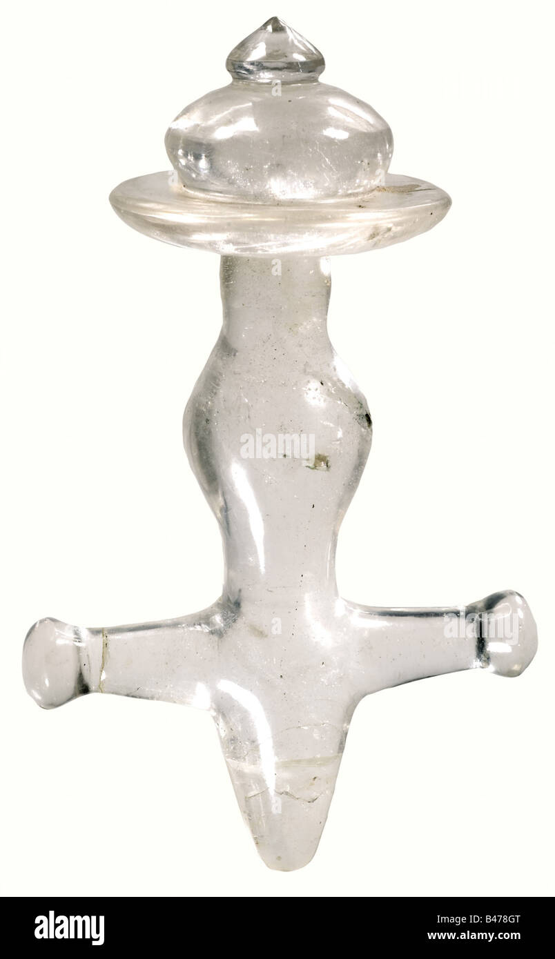 Un cristal de roche tulwar hilt, sud-indien, XVIIe siècle. Un morceau de hile sculpté avec des quillons, une plaque travaillée par étapes et un guide de lame coupée (une prise et un quillon collé). Longueur 17 cm. La poignée est probablement incomplète car elle ne s'est toujours pas ennuyée pour le tango. Historique, historique, XVIIe siècle, objet, objets, photos, coupures, coupures, découpe, découpes, beaux-arts, art, art, art artistique, artistique, artistique, artistique, artistique, artistique, artistique, artistique, artistique, artistique, Banque D'Images