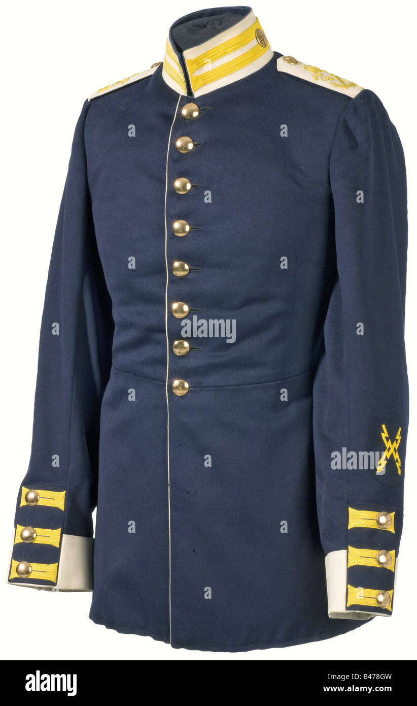 Une tunique uniforme pour un télégraphe privé, dans le premier Bataillon  d'infanterie marine. Col blanc, revers et planches à bandoulière,  revêtements de protection jaunes et broderies en soie sur les pattes. Il