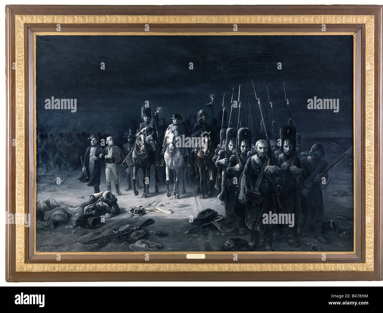 Eugène Chaperon - 'Le Soir de Waterloo'., huile sur toile et brancard, signée et datée en bas à gauche 'Eugène Chaperon 1905'. Napoléon à cheval menant ses troupes sur le champ de bataille de Waterloo, accompagné par un de ses généraux, une couleur, un cuirassier et hussar, au premier plan à droite les fantassins, à gauche, un soldat blessé à l'arrière-plan personnel de Napoléon et d'autres fantassins marchant. Petite restauration à l'angle supérieur gauche. 131 x 190 cm, dans un cadre en bois 166 x 225 cm. Sur le verso de l'image imprimée, un ex de l'artiste n'a pas d'auteur pour être effacé Banque D'Images