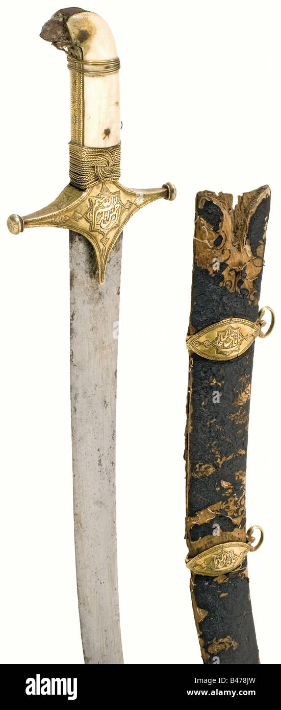Chamshir doré, Oman/Arabie Saoudite, XIXe siècle. Une lame large, lourde et à bord unique en acier trempé. Il y a des touches de script gravées des deux côtés des quillons. Le cadre de la poignée est doté d'une filée (incomplète) et d'une enveloppe tressée en fil et de deux écailles de préhension en ivoire d'éléphant riveté. Le bouchon pommel est manquant. Le shabbard en bois est enveloppé de cuir avec des ornements de cordon fin posés en dessous et a un mobilier en or décoré en suite. Le scrabbard est endommagé à la bouche, le cuir est manquant dans les endroits, le mobilier quelque peu dédeté, ou arc, Banque D'Images