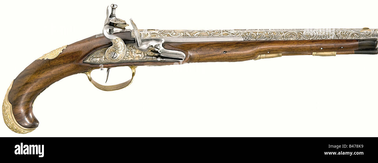 Un pistolet de chasse à la flintlock, Johann Jacob Kuchenreuter à Steinweg près de Regensburg, vers 1760. Corps avec alésage lisse de calibre 12 mm. Toute la surface supérieure ciselée avec la décoration rocaille, et il y a une figure de Diana avec la lance et le chien au-dessus de la culasse. La nervure du fourreau porte la signature « Ioh » incrustée d'argent. Iac. Kuchenreuter'. Il y a trois marques remplies d'or, 'IIK' sur l'extrémité de la culasse du canon. Vue avant en laiton. Vue arrière avec deux lames repliables. Plaque de verrouillage ciselée avec des pattes debout et un chien inclinable. Régler le déclencheur. Un stock complet de noyer W, Banque D'Images