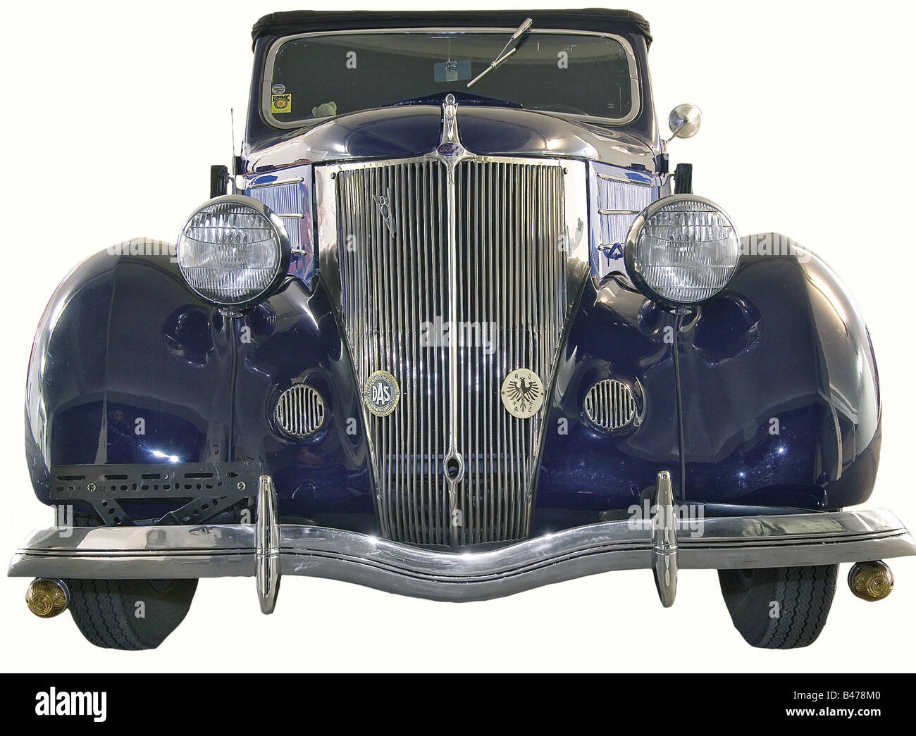 Ford 48 Club Cabriolet, États-Unis., Ford modèle 1936, 2 portes, 2 + 2 sièges (sièges auxiliaires), moteur 3620 ccm (221 pouces cubes), moteur V8 witz 90 PS (85 ch), 3 vitesses de changement manuel, système électrique d'origine de 6 volts. Deux coloris bleu/bleu foncé, capote noire, housses de sièges en cuir d'origine, radio câblée de 1948. Entièrement et professionnellement restauré avec des pièces d'origine exclusive (il existe toujours une bonne disponibilité des pièces de rechange pour ces modèles). Après la restauration, distance de 6800 km (4225 miles) - longue distance. Le document d'immatriculation du véhicule allemand et, Banque D'Images