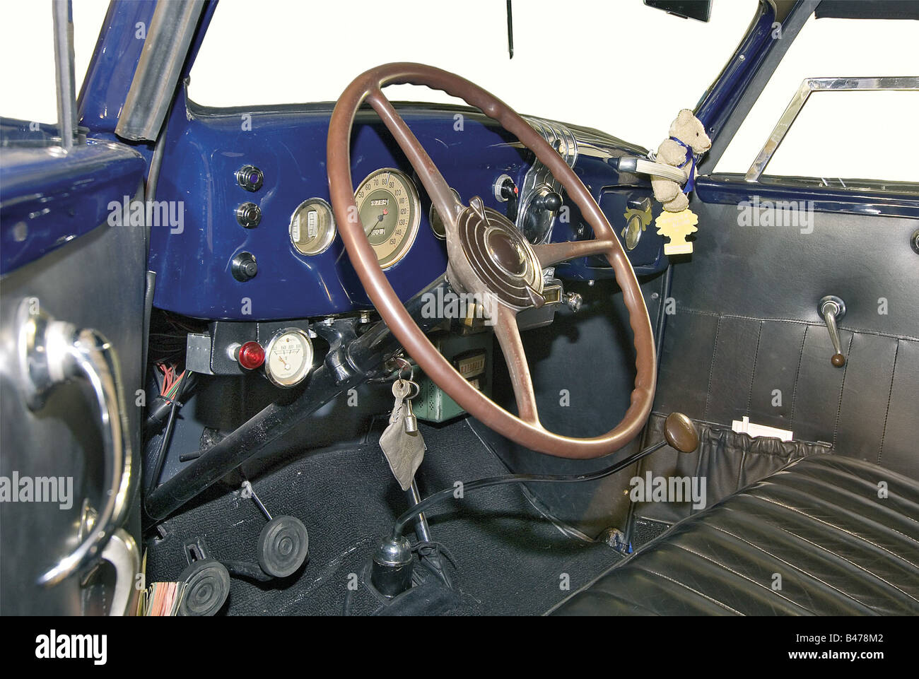 Ford 48 Club Cabriolet, États-Unis., Ford modèle 1936, 2 portes, 2 + 2 sièges (sièges auxiliaires), moteur 3620 ccm (221 pouces cubes), moteur V8 witz 90 PS (85 ch), 3 vitesses de changement manuel, système électrique d'origine de 6 volts. Deux coloris bleu/bleu foncé, capote noire, housses de sièges en cuir d'origine, radio câblée de 1948. Entièrement et professionnellement restauré avec des pièces d'origine exclusive (il existe toujours une bonne disponibilité des pièces de rechange pour ces modèles). Après la restauration, distance de 6800 km (4225 miles) - longue distance. Le document d'immatriculation du véhicule allemand et, Banque D'Images