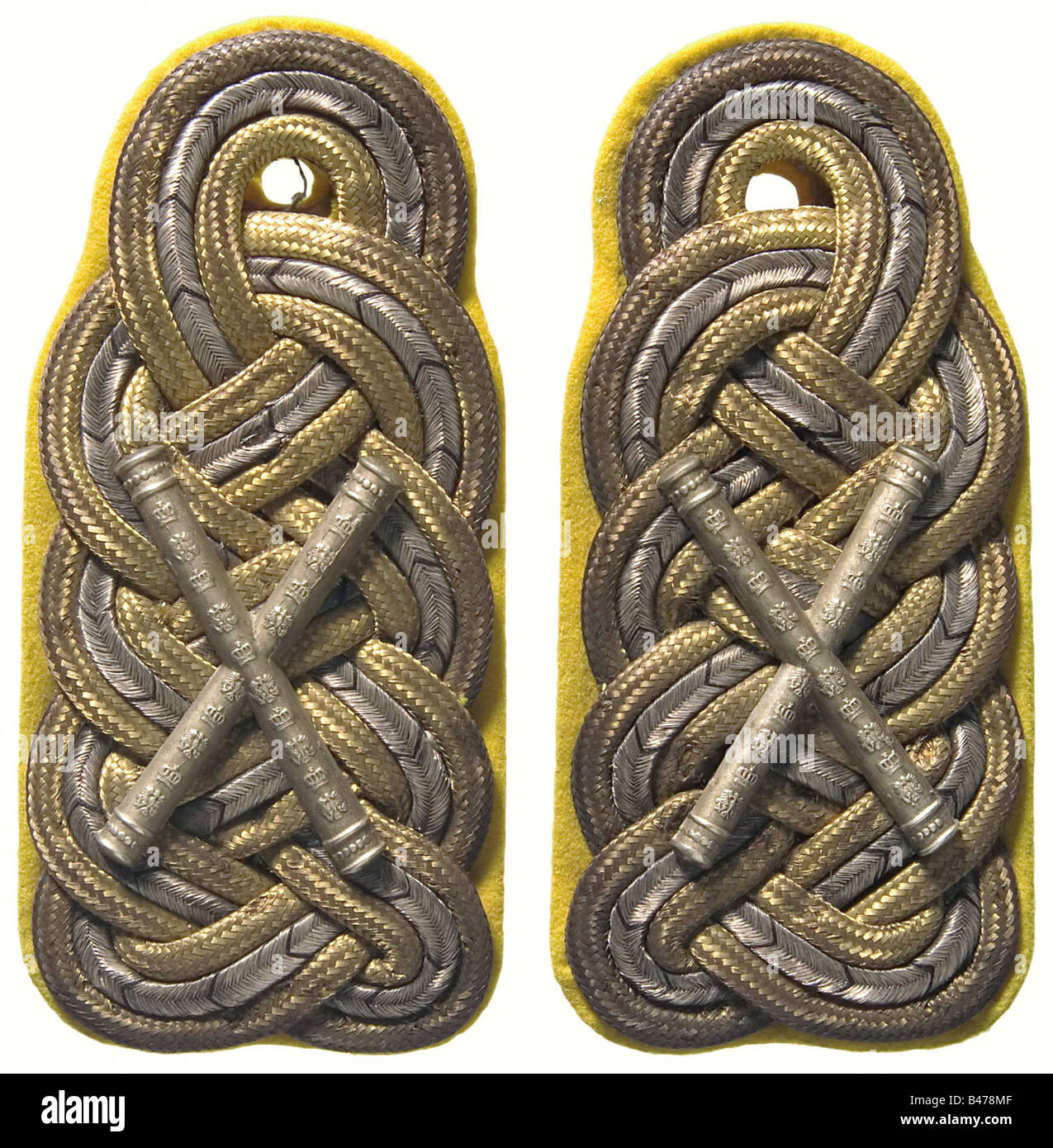 Le maréchal Paul von Hindenburg., une paire de planches à bandoulière pour un maréchal et officier détaché du 3ème Régiment de gardes-Pieds. Grand mesh or/argent sur le dos jaune avec les matons de maréchal-argent épinglés. Hindenburg portait ces épaulards pendant la bataille de Tannenberg. Il y a des traces visibles des trois étoiles de rang qu'il portait jusqu'au 27 novembre 1914, et qui ont été enlevées. Il y a aussi une instruction écrite à la main de 1920 pour la modification d'un pardessus, ainsi qu'une déclaration sous serment de la tailleur qui a fait les modifications, que ce sont t, Banque D'Images