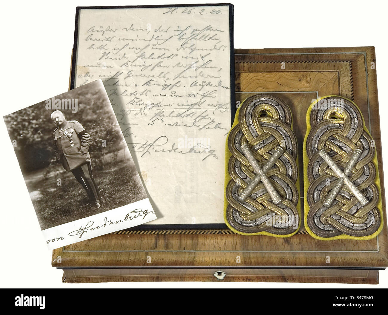 Le maréchal Paul von Hindenburg., une paire de planches à bandoulière pour un maréchal et officier détaché du 3ème Régiment de gardes-Pieds. Grand mesh or/argent sur le dos jaune avec les matons de maréchal-argent épinglés. Hindenburg portait ces épaulards pendant la bataille de Tannenberg. Il y a des traces visibles des trois étoiles de rang qu'il portait jusqu'au 27 novembre 1914, et qui ont été enlevées. Il y a aussi une instruction écrite à la main de 1920 pour la modification d'un pardessus, ainsi qu'une déclaration sous serment de la tailleur qui a fait les modifications, que ce sont t, Banque D'Images