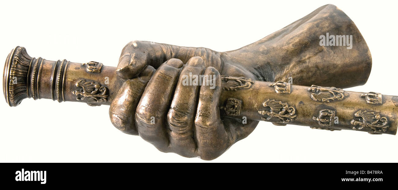 Le maréchal Paul von Hindenburg, une main de bronze avec le bâton du maréchal. Main Naturalistiquement modélisée du maréchal de champ avec une représentation très détaillée du bâton du maréchal prussien royal. Sur le bord du bras inférieur, l'inscription gravée 'Main d. G.F.M. von Hindenburg - Lötzen 1915 - St. Cauer'. En janvier 1915, il y a eu de forts désaccords entre Hindenburg et l'empereur Wilhelm II concernant les missions de troupes nécessaires sur le front oriental. Sur suggestion d'Empress Auguste Viktoria Cauer a créé cette main comme signe de réconciliation entre Hindenbu, Banque D'Images