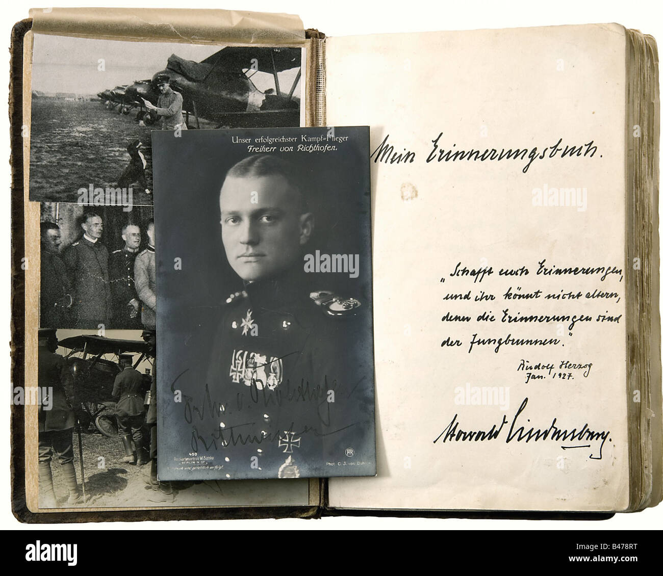 Harald Lindenberg - un album autographe, un album de souvenirs de la période 1926 à 1939, commençant par trois photos d'aviateurs de la première Guerre mondiale et une carte postale de Manfred Baron von Richthofen, signée à l'encre 'Fhr. Von Richthofen Rittmeister', Et 'Geschenk von Onkel Bülow' (Présent de l'oncle Bülow) écrit au dos. L'album se poursuit avec, entre autres : Friedrich Ebert (photo et autographe), Ludendorff (photo et autographe), Gerhart Hauptmann (autographe), John Hagenbeck (photo de journal et autographe), Franz von Epp (photo et autog, Banque D'Images