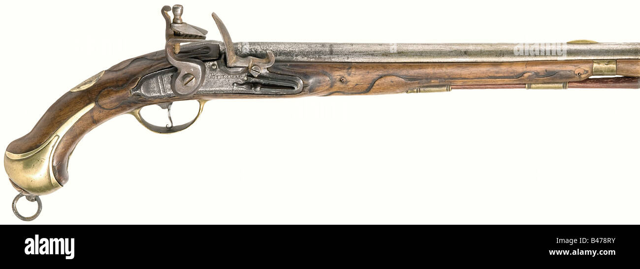Un pistolet cavalerie prussien modèle 1742., canon rond avec alésage lisse en calibre 17,2 mm. Vue avant en laiton montée en surface. La plaquette de verrouillage convertie est inscrite avec 'POTZDAMMAGAZ' et l'inscription du fabricant, 'S & D', et estampillée 'BM' à l'intérieur. Noyer. Le côté gauche de l'avant-bras a été partiellement remplacé. Mobilier en laiton avec anneau de cordon en fer. Le monogramme 'FR' est gravé sur l'escutcheon. Ramrod en bois de rechange. Longueur 54,5 cm. Historique, historique, XVIIIe siècle, prussien, Prusse, allemand, Allemagne, militaria, militaire, Banque D'Images