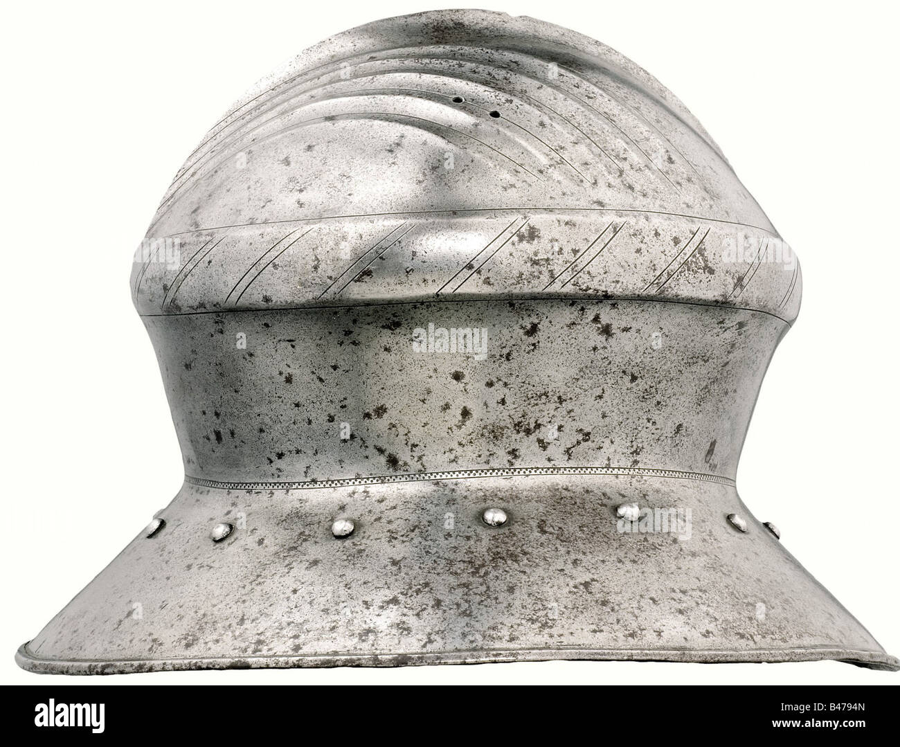 Un chapeau de guerre en fer, Augsbourg, milieu du XVe siècle. Bol en aluminium forgé d'une seule pièce avec arête centrale vive et à cinq plis. Il y a un trou de garniture en haut et deux de chaque côté. Un renflement environnant avec une décoration à encoches sur des côtés légèrement coniques. Bord large et incliné avec bord tourné, entouré de rivets de garniture. Il y a une bande décorative étroite avec gravure le long de la base du bord. La marque de la Ville d'Augsbourg est estampillée une fois sur le bord du bord. Hauteur 25,5 cm. Type de casque rare pour un homme aux bras, qui est confirmé par nume, Banque D'Images