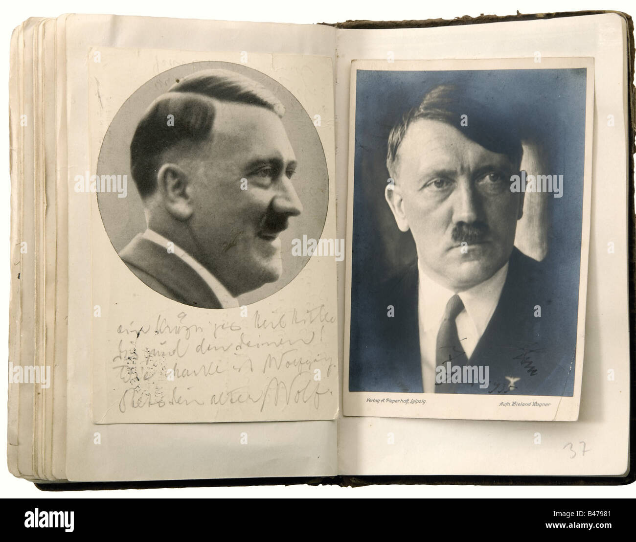 Harald Lindenberg - un album autographe, un album de souvenirs de la période 1926 à 1939, commençant par trois photos d'aviateurs de la première Guerre mondiale et une carte postale de Manfred Baron von Richthofen, signée à l'encre 'Fhr. Von Richthofen Rittmeister', Et 'Geschenk von Onkel Bülow' (Présent de l'oncle Bülow) écrit au dos. L'album se poursuit avec, entre autres : Friedrich Ebert (photo et autographe), Ludendorff (photo et autographe), Gerhart Hauptmann (autographe), John Hagenbeck (photo de journal et autographe), Franz von Epp (photo et autog, Banque D'Images