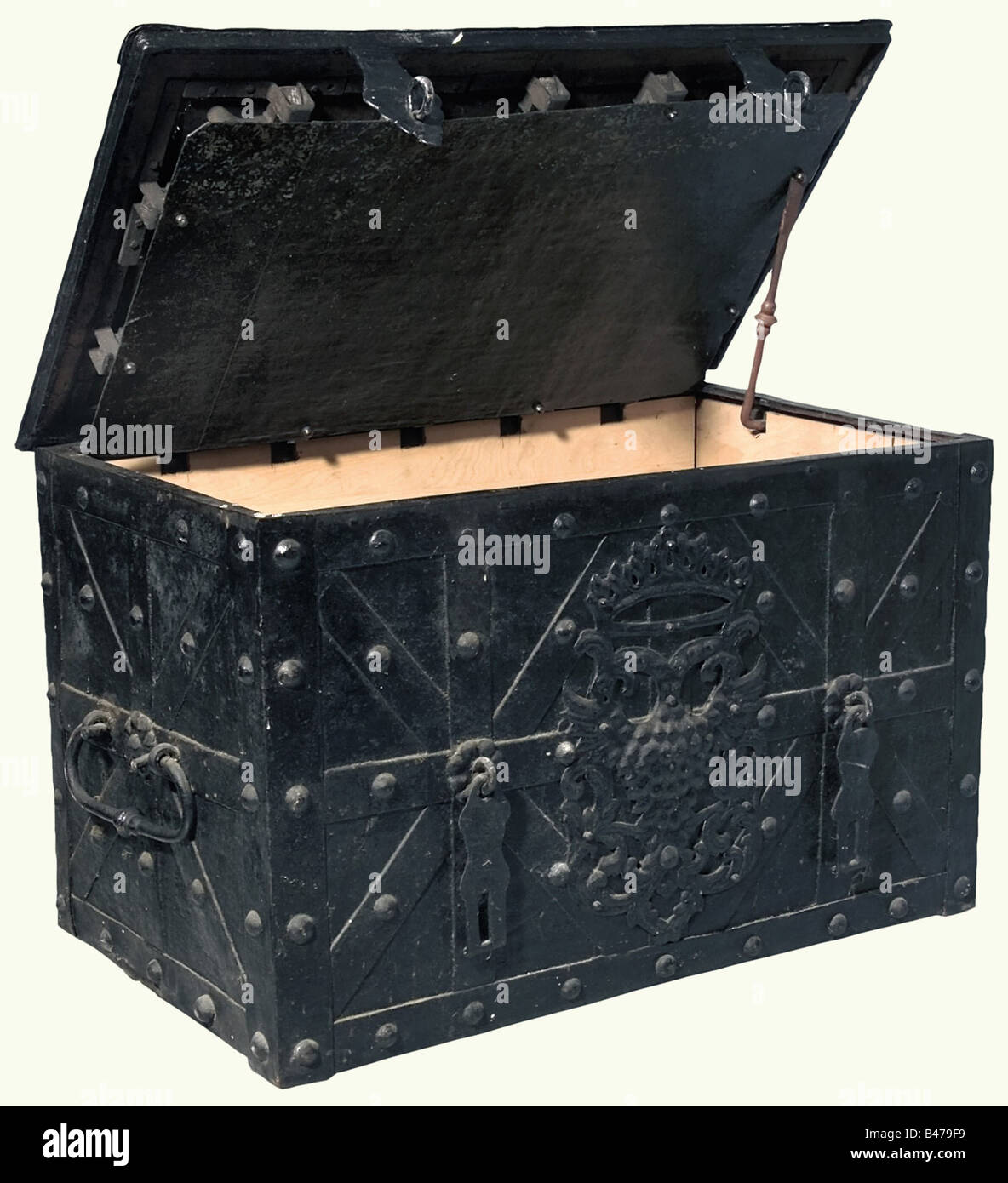 Une grande boîte fort allemande, XVIIe et XVIIIe siècle. Un coffre rectangulaire de plaque de fer meublé de sangles et de rivets à goujon. Le couvercle est doté d'un trou de serrure central, d'un couvercle de verrouillage à ressort, d'un verrou à tige creuse et de neuf trous. Le mécanisme de verrouillage est doté d'un couvercle simple. L'avant porte un aigle à double tête décoratif, et deux hasps pour les serrures. Il y a deux poignées de transport mobiles sur les côtés. L'intérieur a été récemment doublé de bois. Dimensions 55 x 91 x 55 cm. Historique, historique, XVIIIe siècle, XVIIe siècle, artisanat, artisanat, artisanat, objets, objets, objets, Banque D'Images Une grande boîte fort allemande, XVIIe et XVIIIe siècle. Un coffre rectangulaire de plaque de fer meublé de sangles et de rivets à goujon. Le couvercle est doté d'un trou de serrure central, d'un couvercle de verrouillage à ressort, d'un verrou à tige creuse et de neuf trous. Le mécanisme de verrouillage est doté d'un couvercle simple. L'avant porte un aigle à double tête décoratif, et deux hasps pour les serrures. Il y a deux poignées de transport mobiles sur les côtés. L'intérieur a été récemment doublé de bois. Dimensions 55 x 91 x 55 cm. Historique, historique, XVIIIe siècle, XVIIe siècle, artisanat, artisanat, artisanat, objets, objets, objets, Banque D'Images