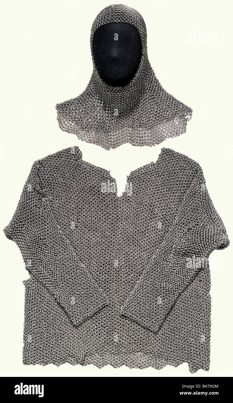 Un ensemble de chaînes de courrier, Caucase du Sud, 1ère moitié du XIXe siècle. Hauberk, coif, et gants, fait de courrier de différents points forts. Les anneaux ne sont pas rivetés, et de la façon orientale sont toujours accrochés sur six côtés d'un double anneau central. Chemise courte à manches longues et courrier extrêmement lourd. L'intérieur du manchon a été légèrement travaillé. Le bord inférieur est dentelé. Défauts isolés. Le coif a une lourde calotte et des côtés et collier plus légers. Gants à trois doigts. Longueur du hauberk, env. 68 cm. Fabrication de haute qualité sur le hauberk, wh, Banque D'Images