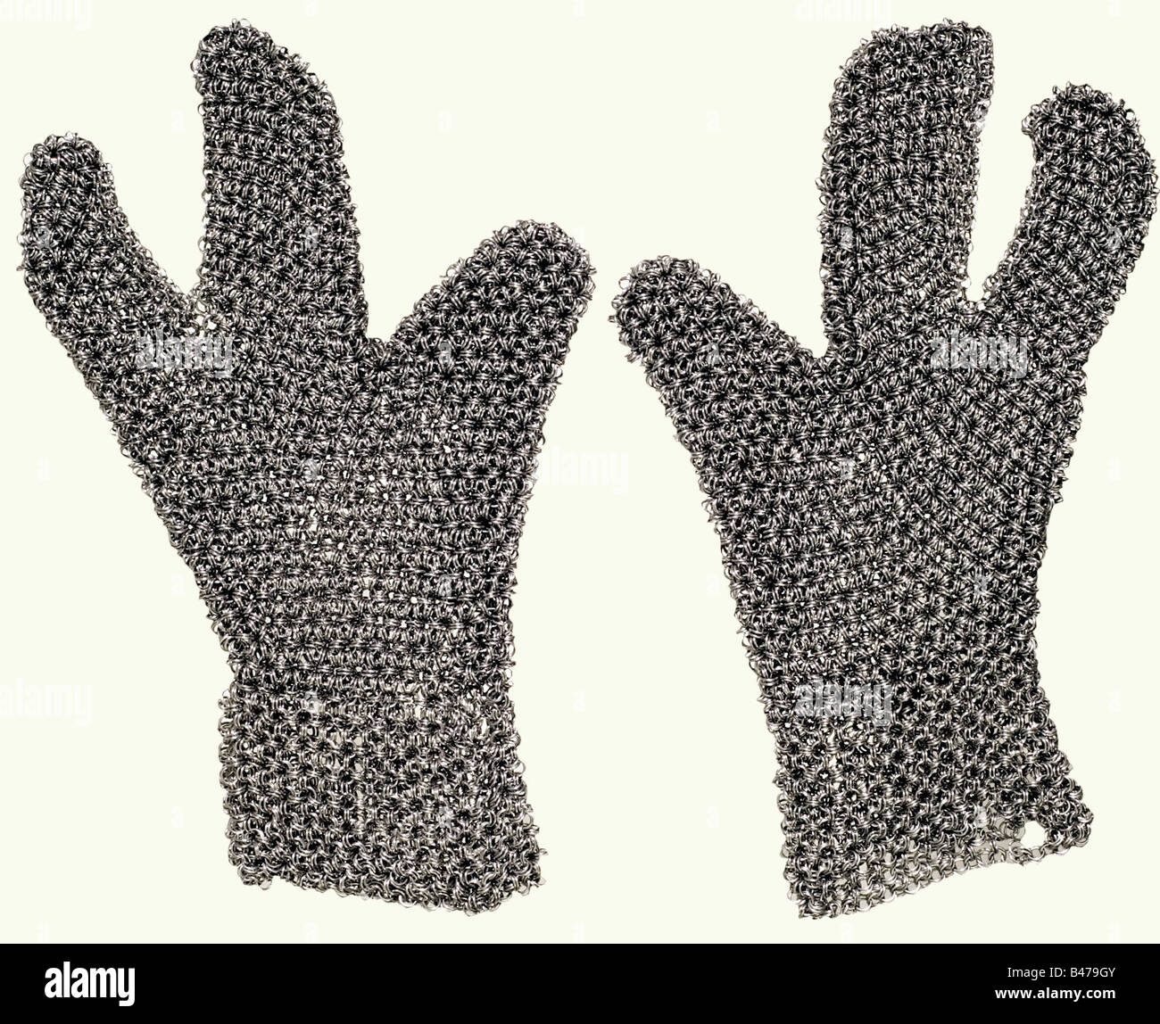 Un ensemble de chaînes de courrier, Caucase du Sud, 1ère moitié du XIXe siècle. Hauberk, coif, et gants, fait de courrier de différents points forts. Les anneaux ne sont pas rivetés, et de la façon orientale sont toujours accrochés sur six côtés d'un double anneau central. Chemise courte à manches longues et courrier extrêmement lourd. L'intérieur du manchon a été légèrement travaillé. Le bord inférieur est dentelé. Défauts isolés. Le coif a une lourde calotte et des côtés et collier plus légers. Gants à trois doigts. Longueur du hauberk, env. 68 cm. Fabrication de haute qualité sur le hauberk, wh, Banque D'Images