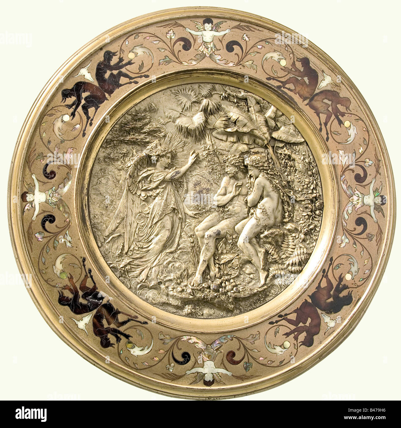 Expulsion du Paradis, une plaque décorée dans le relief, XIXe siècle. Plastique galvano plaqué argent. Expulsion d'Adam et Eve dans le centre, entouré de grottes incrustées de nacre, de écaille de tortue et d'ivoire. Signes d'âge, quelque peu portés dans les endroits. Diamètre 42 cm. Historique, historique, XIXe siècle, artisanat, artisanat, artisanat, objets, objets, alambics, coupures, découpe, découpes, beaux-arts, art, art artistique, artistique, artistique, artistique Banque D'Images