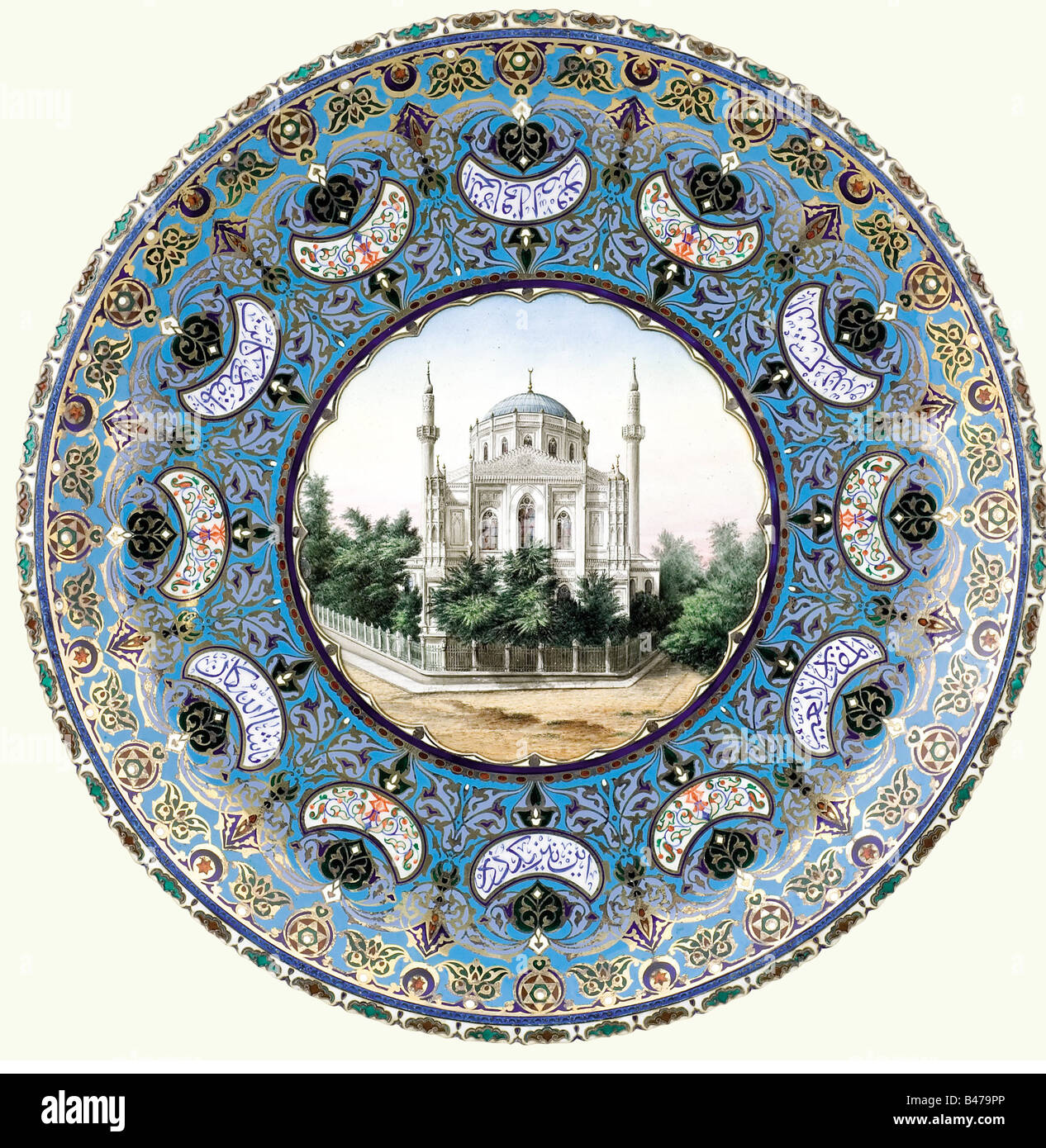 Un plat de lustrware argent ottoman, 1923/1928. Au centre, une représentation peinte à la main de la mosquée de Valide (Valide Camii) dans le quartier d'Aksaray à Istanbul. Bordure dorée en forme de croissant avec inscriptions et fleurs. Sur le doré, inversez trois marques (parmi elles un timbre de contrôle de 1923/28). Diamètre 37,5 cm, poids 1,6 kg. La mosquée de Vaide a été construite en 1871 par l'architecte italien Montani à la suggestion de la femme du Sultan Mahmud II. Historique, historique, 1920, XXe siècle, Empire ottoman, plats, plat, plaque, assiettes, objet, Banque D'Images
