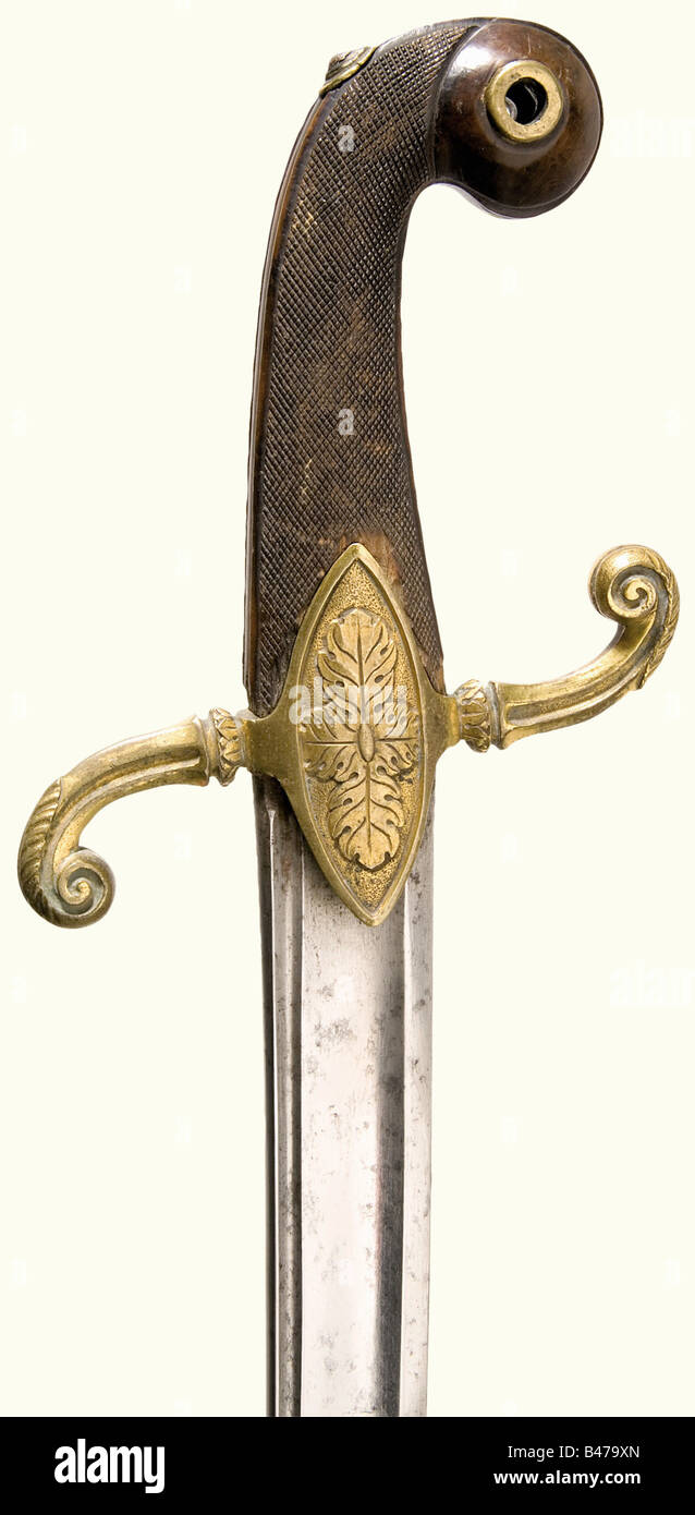 Charles Ferdinand, Duc de Berry (1778 - 1820), un Mameluke sabre UN incurvé, lame de Damas à la Montmorency, porté par le nettoyage, mais structure de Damas et restes de gravure détectables. Des quillons dorés en S, avec un chiffre « CF » sous une couronne sur la languette obverse, et un ornement de feuilles sur la languette latérale inversée. Revêtement en bois avec damier fin et œillet pour un nœud à épée. Barde de fer avec meubles en laiton doré et ornement de relief. Longueur 95 cm. Charles Ferdinand était le fils du comte d'Artois, plus tard le roi Charles X. Il quitta la France pendant la R, Banque D'Images