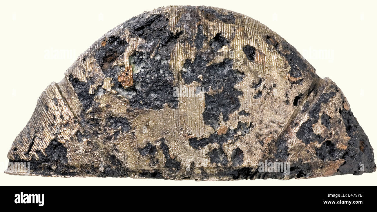 Un pommeau d'épée incrusté d'argent, Europe du Nord, 9ème/10ème siècles creux forgé pommeau de fer avec toute la surface couverte de rayures argentées incrustées. Nettoyage de la découverte d'excavation avec de fortes traces de corrosion d'un côté. L'argent est partiellement fondu à partir du pyre funéraire. Longueur 7,3 cm. Poids 117 grammes. Historique, historique, Xe siècle, IXe siècle, épée, épées, armes, armes, armes, armes, bras, dispositif de combat, militaire, militaria, objet, objets, alambics, coupures, coupures, coupures, coupures, armes de mêlée, armes de mêlée, métal, Banque D'Images