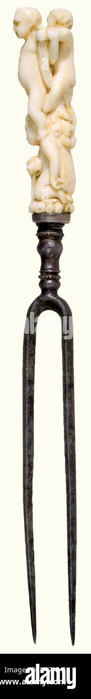 Une fourche avec une poignée en ivoire sculpté, allemande/flamande, vers 1700. Une fourche en fer forgé avec deux dents striées et un balustre décoratif à la base. Ferrule à poignée argentée. La poignée en ivoire montre trois cupids au milieu de petits pains de fruits finement sculptés en relief. Longueur 23,3 cm. Historique, historique, peuple, XVIIIe siècle, poignard, poignards, throuting, propulseurs, bâton, arme, armes, armes, armes, bras, dispositif de combat, objet, objets, photos, découpe, découpe, découpe, découpe, découpe, découpe, découpe, découpe, découpe, Banque D'Images Une fourche avec une poignée en ivoire sculpté, allemande/flamande, vers 1700. Une fourche en fer forgé avec deux dents striées et un balustre décoratif à la base. Ferrule à poignée argentée. La poignée en ivoire montre trois cupids au milieu de petits pains de fruits finement sculptés en relief. Longueur 23,3 cm. Historique, historique, peuple, XVIIIe siècle, poignard, poignards, throuting, propulseurs, bâton, arme, armes, armes, armes, bras, dispositif de combat, objet, objets, photos, découpe, découpe, découpe, découpe, découpe, découpe, découpe, découpe, découpe, Banque D'Images