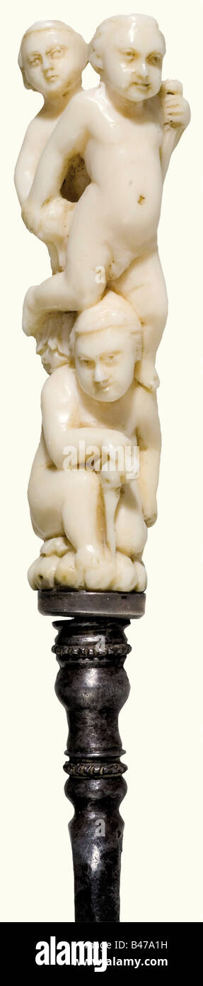 Une fourche avec une poignée en ivoire sculpté, allemande/flamande, vers 1700. Une fourche en fer forgé avec deux dents striées et un balustre décoratif à la base. Ferrule à poignée argentée. La poignée en ivoire montre trois cupids au milieu de petits pains de fruits finement sculptés en relief. Longueur 23,3 cm. Historique, historique, peuple, XVIIIe siècle, poignard, poignards, throuting, propulseurs, bâton, arme, armes, armes, armes, bras, dispositif de combat, objet, objets, photos, découpe, découpe, découpe, découpe, découpe, découpe, découpe, découpe, découpe, Banque D'Images Une fourche avec une poignée en ivoire sculpté, allemande/flamande, vers 1700. Une fourche en fer forgé avec deux dents striées et un balustre décoratif à la base. Ferrule à poignée argentée. La poignée en ivoire montre trois cupids au milieu de petits pains de fruits finement sculptés en relief. Longueur 23,3 cm. Historique, historique, peuple, XVIIIe siècle, poignard, poignards, throuting, propulseurs, bâton, arme, armes, armes, armes, bras, dispositif de combat, objet, objets, photos, découpe, découpe, découpe, découpe, découpe, découpe, découpe, découpe, découpe, Banque D'Images