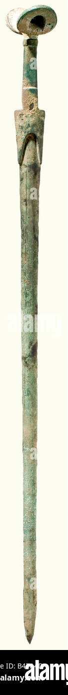 Une grande épée en bronze, le Luristan, environ 1200 B.C. Bronze avec une forte patine verdâtre et des restes d'incrustations de fouilles. Lame mince avec arête médiale arrondie prononcée des deux côtés. Ferrules en V, à ressort d'un côté. Poignée angulaire en sections avec pommeau étendu typique avec décoration de ligne. Nettoyage de la découverte d'excavation. Longueur 95 cm. Un exemple extraordinairement grand : historique, historique, ancien monde, ancien monde, ancien temps, objet, objets, photos, découpe, découpe, découpe, découpe, découpe, ruse, throuillage, propulsions, arme à main, main , Banque D'Images