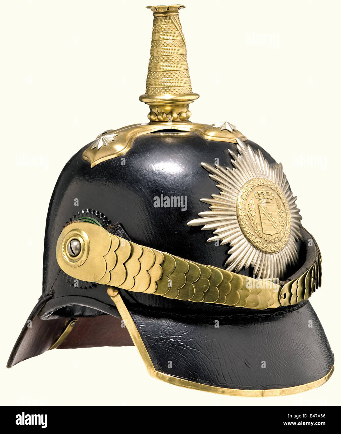 Casque modèle 1862 pour officiers, du crâne en cuir noir du Sachsen-Weimar-Eisenach Infantry Regiment, supports en laiton avec restes de dorures. Pic type. Base transversale avec broches en étoile argentée. Plaque argentée avec blindage central rond. Jugulaire métallique plate sur les vis. Blason noir-vert (n'appartient pas?) sur la gauche. Doublure en cuir noir. Traces minimales des anciennes restaurations. Un casque rare dans un très beau état de préservation. Voir Müller/Kunter, Europäische Helme, p. 244 et 367. Historique, historique, XIXe siècle, Saxe, Saxonia, Saxonien, allemand, G, Banque D'Images