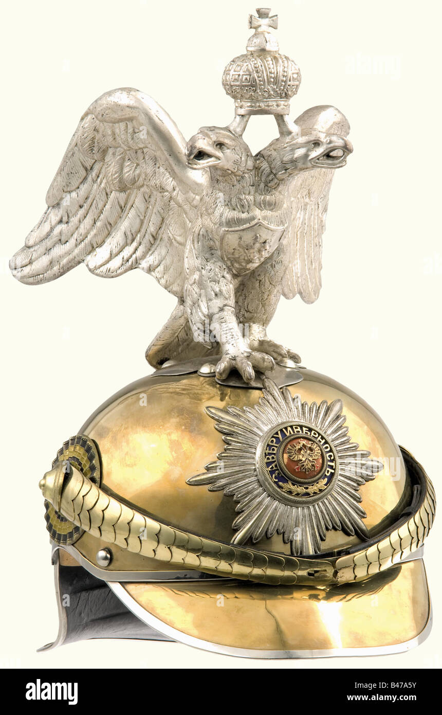 Casque pour officiers du régiment de la Garde Chevalier de l'impératrice, Russie, style porté de 1910 à 1914 UN crâne de tombac avec un aigle et un mobilier de casque de couleur argent. La plaque est sous la forme de l'étoile de l'ordre de St. Andrew. Centre émaillé et doré, deux petites puces. Écailles de bois métalliques à colombages sur les rosettes épinglées, cocarde noir-orange sur la droite. Doublure en cuir marron (remplacement possible) avec une étiquette portant le numéro de collection « U5858 ». Bord avant recouvert de cuir vert, bord arrière noir. Un casque rare pour l'un des régiments les plus célèbres de TH, Banque D'Images