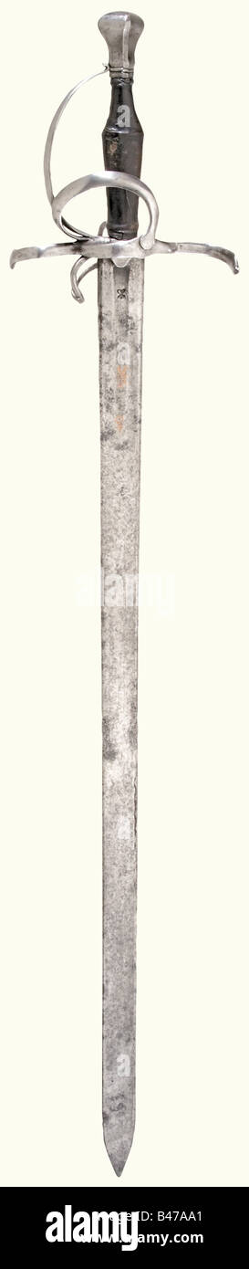 Une épée à main et demi, en Allemagne du Sud ou en Suisse, vers 1540/50. Une lame lourde à double tranchant. Il y a des fullers peu profonds des deux côtés dans le cinquième supérieur de la lame avec une marque d'abeille estampillée. Il y a une orbe et un lion debout incrustés de cuivre d'un côté. Fer à dos à noeud hilt (légèrement courbé) avec des quillons en forme de S incurvés. Protection annulaire sur le côté obverse, un anneau à doigts sur le côté arrière. Deux nœuds. Poignée recouverte de cuir. Pommeau angulaire en forme de champignon. Longueur 118 cm. Historique, historique, XVIe siècle, épée, épées, armes, armes, arme, bras, combat de, Banque D'Images