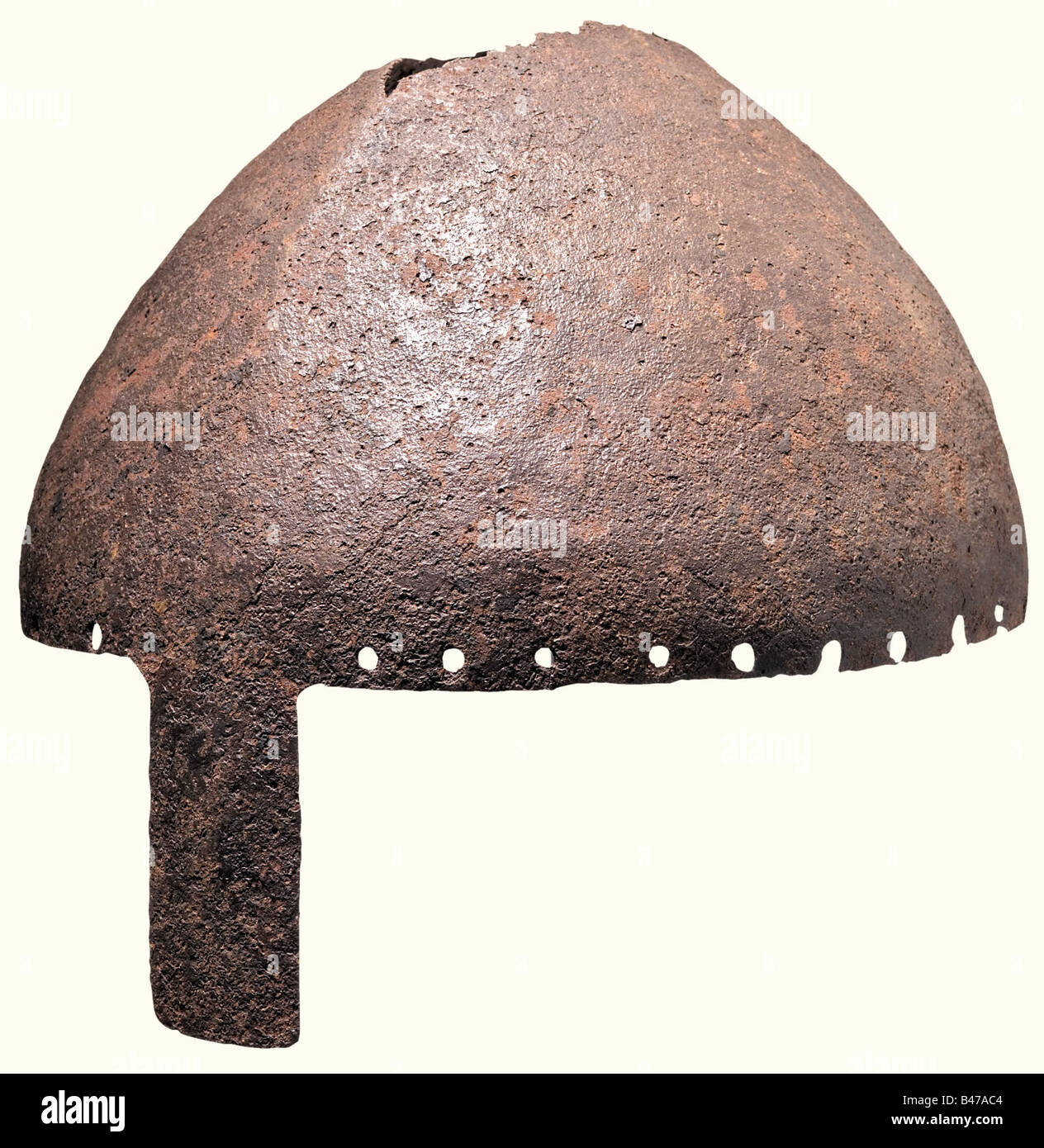 Casque nasal, Europe centrale, 10ème/11ème siècle. Crâne légèrement strié, forgé en une seule pièce. La partie supérieure est gravement endommagée par la corrosion. La jante est entourée de trous pour la fixation de la doublure et de l'aventail. Large, légèrement bombé, nasal en fer. Nettoyage de la découverte sous-marine. Hauteur 16 cm. Historique, historique, XIe siècle, 10ème siècle, bras défensifs, armes, armes, armes, bras, dispositif de combat, objet, objets, alambics, coupures, coupures, ustensile, équipement, ustensiles, placage, armure, armure, armure, RE, Banque D'Images