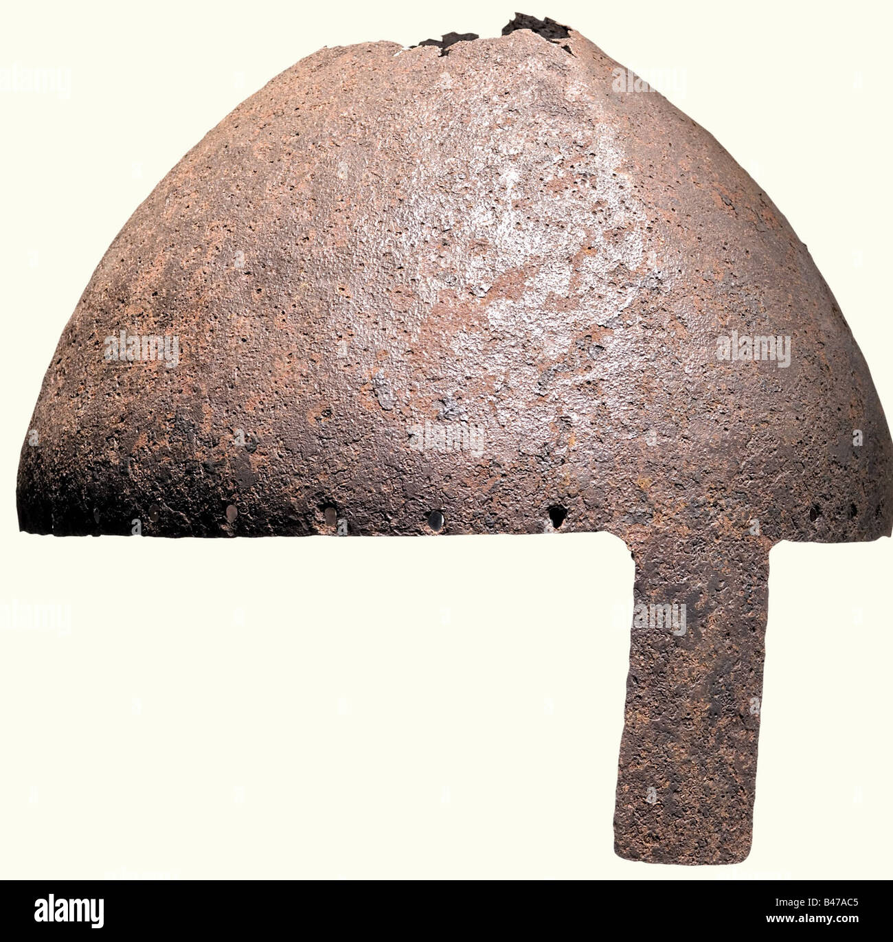 Casque nasal, Europe centrale, 10ème/11ème siècle. Crâne légèrement strié, forgé en une seule pièce. La partie supérieure est gravement endommagée par la corrosion. La jante est entourée de trous pour la fixation de la doublure et de l'aventail. Large, légèrement bombé, nasal en fer. Nettoyage de la découverte sous-marine. Hauteur 16 cm. Historique, historique, XIe siècle, 10ème siècle, bras défensifs, armes, armes, armes, bras, dispositif de combat, objet, objets, alambics, coupures, coupures, ustensile, équipement, ustensiles, placage, armure, armure, armure, RE, Banque D'Images