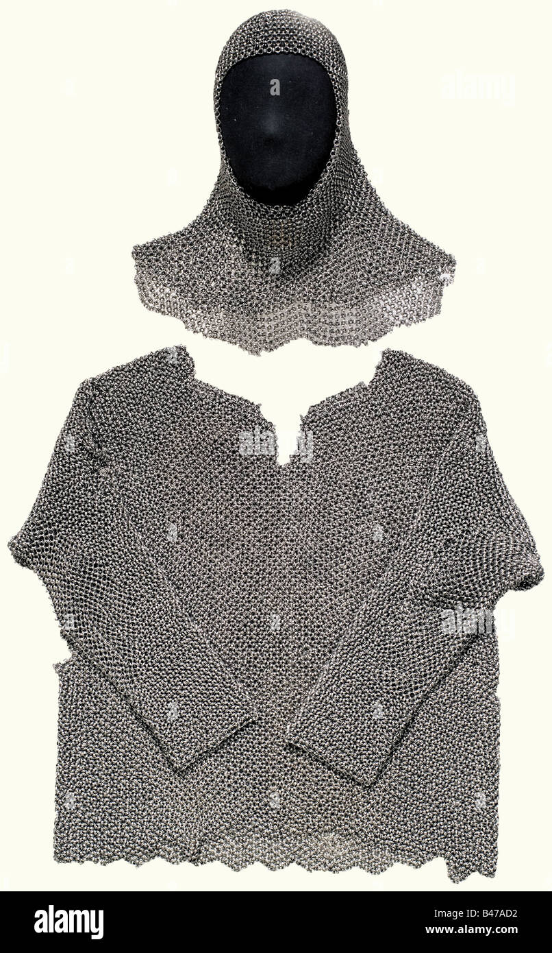 Un ensemble de chaînes de courrier, Caucase du Sud, 1ère moitié du XIXe siècle. Hauberk, coif, et gants, fait de courrier de différents points forts. Les anneaux ne sont pas rivetés, et de la façon orientale sont toujours accrochés sur six côtés d'un double anneau central. Chemise courte à manches longues et courrier extrêmement lourd. L'intérieur du manchon a été légèrement travaillé. Le bord inférieur est dentelé. Défauts isolés. Le coif a une lourde calotte et des côtés et collier plus légers. Gants à trois doigts. Longueur du hauberk, env. 68 cm. Fabrication de haute qualité sur le hauberk, wh, Banque D'Images