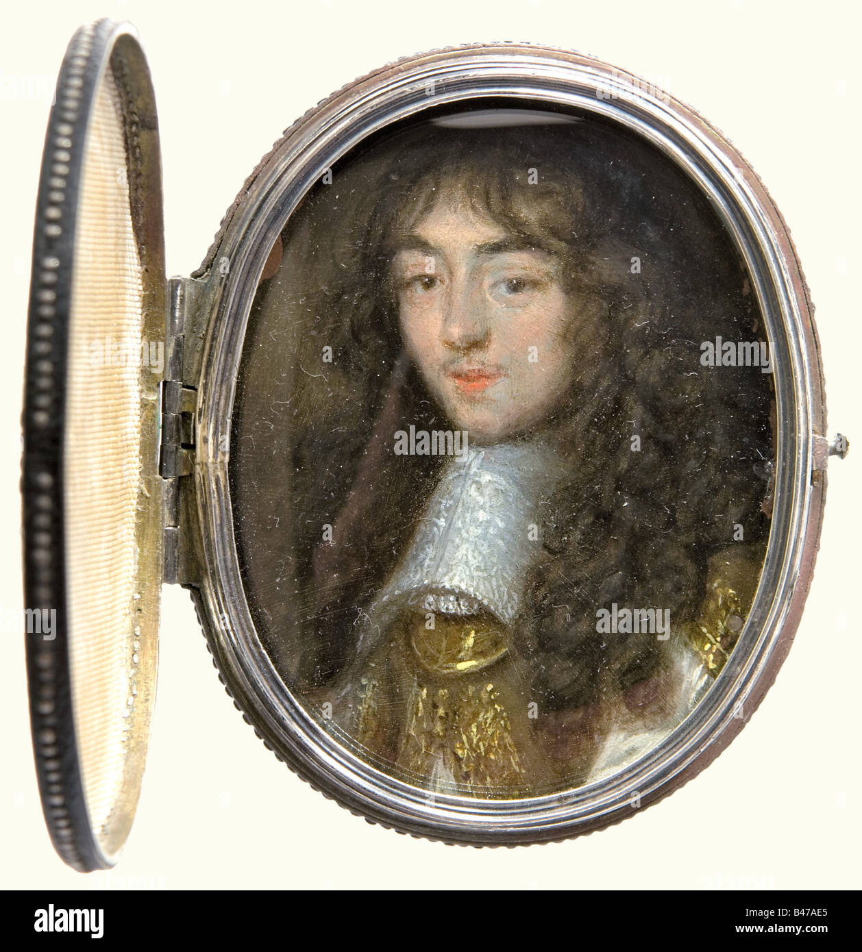 Jeune noble, un portrait miniature, fin du 17e centuryOil sur le cuivre. Un jeune homme face à l'observateur. Encadrée dans l'argent, dans un ovale médaillon en laiton avec un compartiment secret. Le couvercle bordé à l'intérieur à l'aide de soie blanche, légèrement tachées. L'extérieur recouvert de cuir et décorée avec grand regret clous d'ornement. Diamètre 7,5 cm.Très beau portrait d'un jeune homme vêtu de la dernière mode française de la fin du 17ème siècle. Beaux-arts, personnes, 17e siècle, objet, objets, alambics, clipping, coupures, cut out, cut-out, cut-outs, portraits, l'artiste a le droit d'auteur , de ne pas être effacé Banque D'Images
