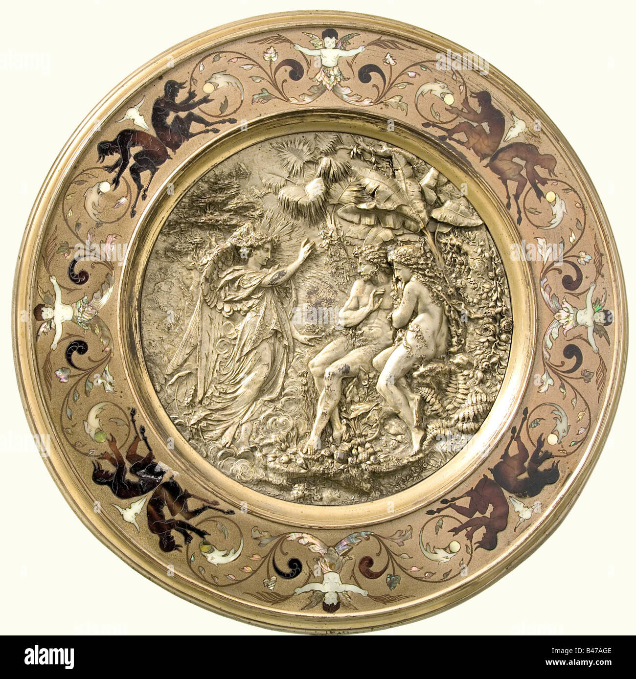 Expulsion du Paradis, une plaque décorée dans le relief, XIXe siècle. Plastique galvano plaqué argent. Expulsion d'Adam et Eve dans le centre, entouré de grottes incrustées de nacre, de écaille de tortue et d'ivoire. Signes d'âge, quelque peu portés dans les endroits. Diamètre 42 cm. Historique, historique, XIXe siècle, artisanat, artisanat, artisanat, objets, objets, alambics, coupures, découpe, découpes, beaux-arts, art, art artistique, artistique, artistique, artistique Banque D'Images