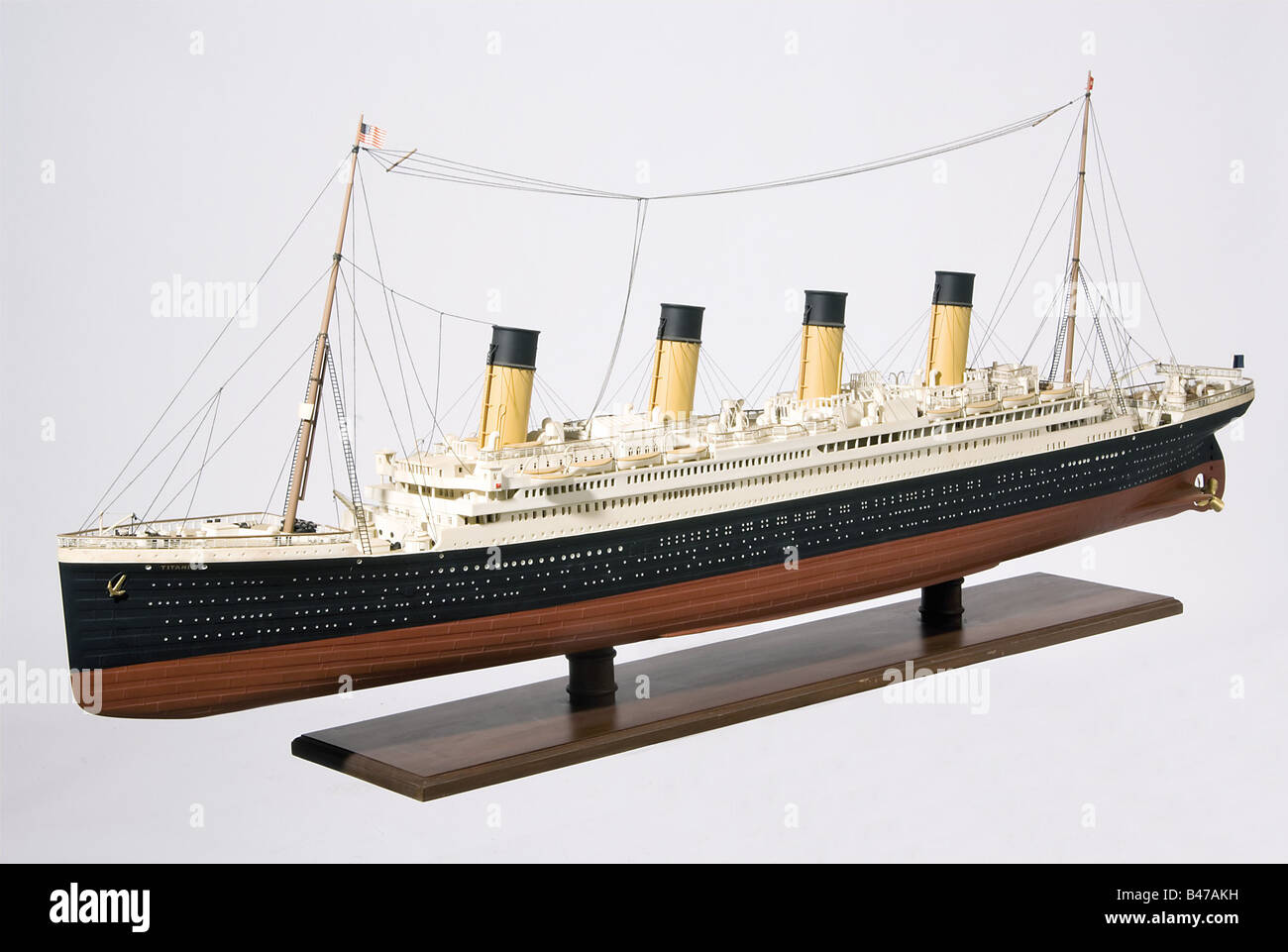 'RMS Titanic', un navire de passagers de la ligne White Star UN modèle en plastique très détaillé et entièrement riglé sur un stand en bois. Longueur env. 185 cm. Largeur 20 cm. Hauteur env. 65 cm. La quille du Titanic a été posée à Harland & Wolff à Belfast en 1909 et le navire a été lancé le 31 mai 1911. Le Titanic, considéré comme insinkable, est devenu célèbre pour sa collision avec un iceberg dans la nuit du 14 au 15 avril et sa perte subséquente avec 1504 des 2208 personnes à bord. Historique, historique, 1900, 1900, XXe siècle, transport, transport, objet, objets, objets, Banque D'Images