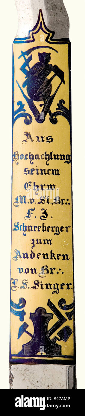 Une magnifique épée masonique en boîtier, allemande, fin du XIXe siècle UNE lame aux bords ondulés et au point arrondi. Les deux côtés du ricasso sont bleutés et portent une cartouche dorée avec un dévouement à la présentation, 'Aus Hochachtung seinem Ehrw. M. v. St. Br. F.J. Schneeberger zum Andenken von Str.: D. S. Singer' (En Ce Qui Concerne son honorable M. v. St. BR.: F.J. Schneeberger en mémoire de Br.: D. S. Chanteur). L'envers porte des symboles Masonic, tels que l'étoile de David avec 'G' au centre, le cercle, le dagger, la truelle, le livre ou la scythe. Doré et partiellement poli, Banque D'Images