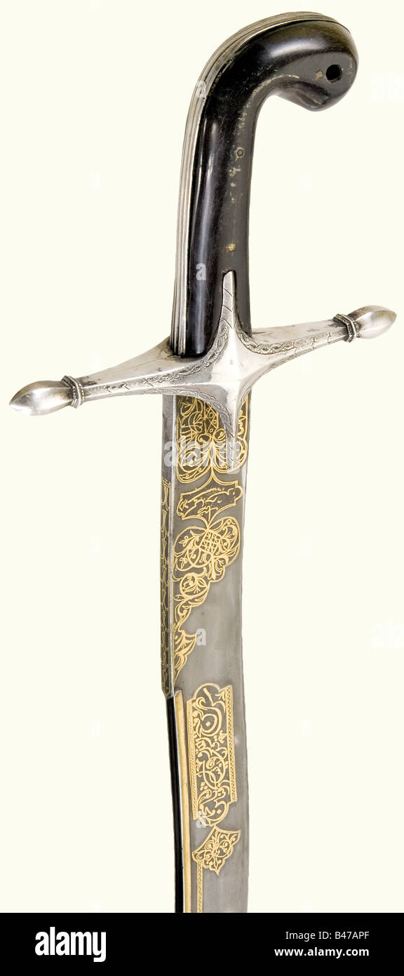 Un kilij argenté, ottoman, vers 1800, une lame d'acier trempé renforcée à l'arrière, avec un point élargi à double tranchant et une fine fleur d'or et inscription cartouche incrusté des deux côtés. Quillons gravés. Deux balances à poignée à pavillon sombre. Barde en bois recouvert de cuir avec de lourdes fixations argentées en relief et gravées dans des motifs floraux, et chaque portant le zlotniki '84'. Longueur 85,5 cm. Historique, historique, XIXe siècle, Empire ottoman, throuing, propulsions, arme à main, armes à main, arme à mêlée, armes à mêlée, portable, lame, pales, arme, , Banque D'Images