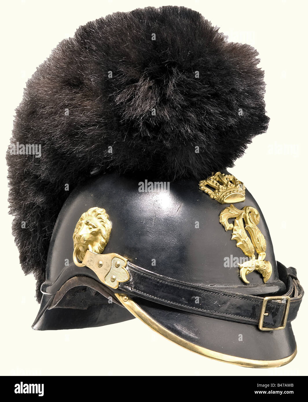 Casque d'officier modèle 1868, Bavaria, Infantry Rifle Company crâne en  cuir laqué noir. Doublure en cuir, écusson d'origine de la peau de barbe,  intact. Fixations dorées. Cocarde plaquée argent. Brosse en laine