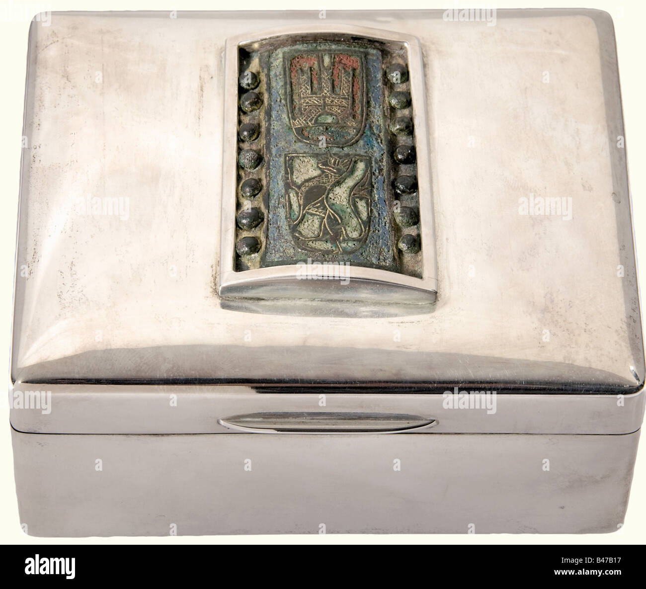Boucle de ceinture, Espagne, bronze doré feu du XVe siècle, forme à colombages. Les armoiries de Castille - une tour sur fond rouge émaillé, et Leon - un lion omniprésent sur fond d'émail vert, incrusté d'émail bleu. Rivets de fixation en forme de jumbo sur les côtés. 5,6 x 3,3 cm. Monté sur le couvercle d'un étui à cigarettes avec l'inscription du fabricant pour Goldsmitths et Silversmitths Company London. Marque de fabrique de la norme Sterling de 1918. 11,2 x 9,2 x 4,5 cm. Poids 380 grammes. Boucle de ceinture de première qualité. Historique, historique, XVe siècle, handicap, Banque D'Images
