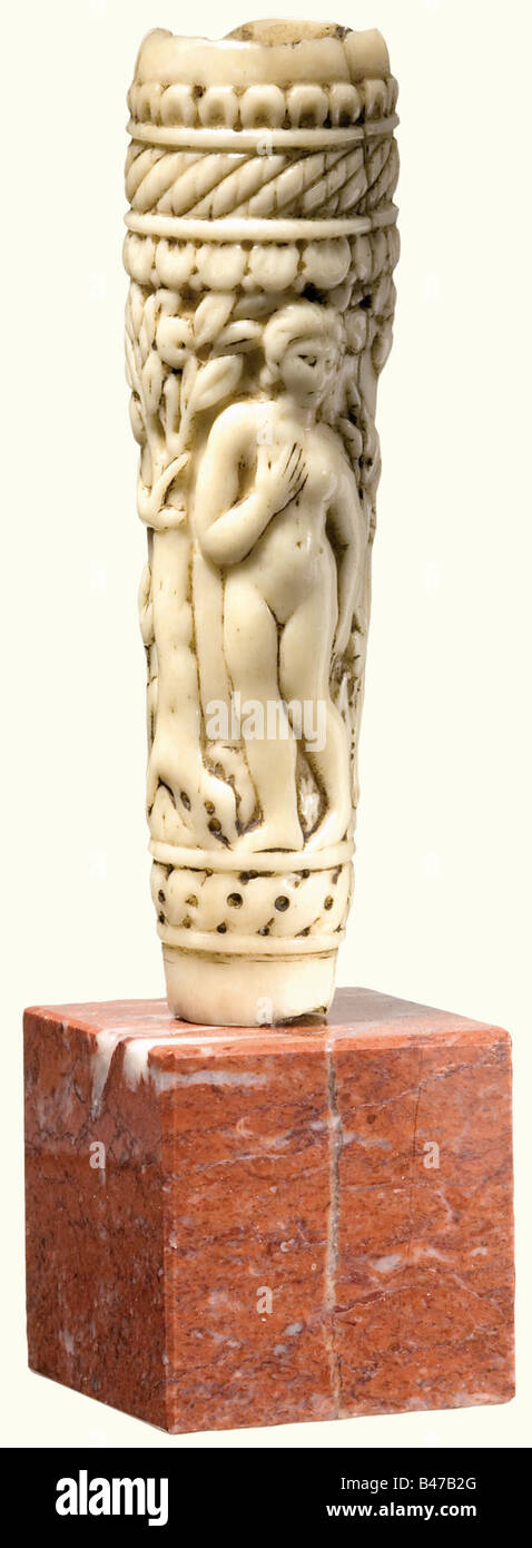 Poignée de couteau sculptée en relief, italienne, environ 1600 finement sculptée, poignée de couteau d'os. Représentation de demi-soulagement de l'expulsion du paradis. Frise décorative environnante avec une variété de décoration. Monté sur une base cubique en marbre rouge. Hauteur sans base 10,5 cm. Historique, historique, peuple, XVIIe siècle, poignard, poignards, throuting, propulseurs, bâton, arme, armes, armes, bras, bras, bras, dispositif de combat, objet, objets, photos, découpe, découpe, découpe, découpe, découpe, découpe, découpe, découpe, Banque D'Images Poignée de couteau sculptée en relief, italienne, environ 1600 finement sculptée, poignée de couteau d'os. Représentation de demi-soulagement de l'expulsion du paradis. Frise décorative environnante avec une variété de décoration. Monté sur une base cubique en marbre rouge. Hauteur sans base 10,5 cm. Historique, historique, peuple, XVIIe siècle, poignard, poignards, throuting, propulseurs, bâton, arme, armes, armes, bras, bras, bras, dispositif de combat, objet, objets, photos, découpe, découpe, découpe, découpe, découpe, découpe, découpe, découpe, Banque D'Images