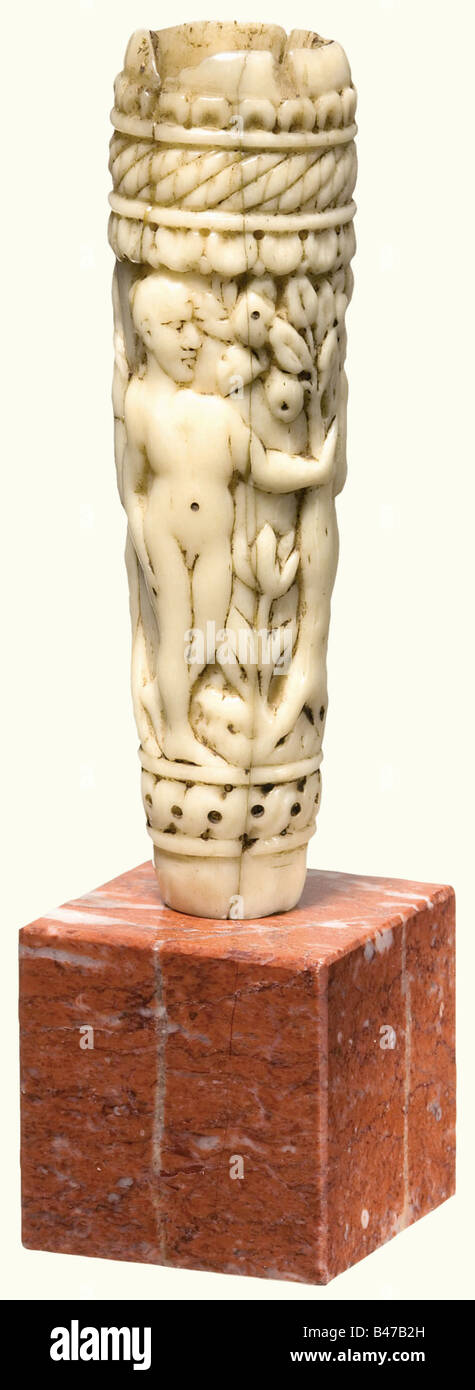 Poignée de couteau sculptée en relief, italienne, environ 1600 finement sculptée, poignée de couteau d'os. Représentation de demi-soulagement de l'expulsion du paradis. Frise décorative environnante avec une variété de décoration. Monté sur une base cubique en marbre rouge. Hauteur sans base 10,5 cm. Historique, historique, peuple, XVIIe siècle, poignard, poignards, throuting, propulseurs, bâton, arme, armes, armes, bras, bras, bras, dispositif de combat, objet, objets, photos, découpe, découpe, découpe, découpe, découpe, découpe, découpe, découpe, Banque D'Images Poignée de couteau sculptée en relief, italienne, environ 1600 finement sculptée, poignée de couteau d'os. Représentation de demi-soulagement de l'expulsion du paradis. Frise décorative environnante avec une variété de décoration. Monté sur une base cubique en marbre rouge. Hauteur sans base 10,5 cm. Historique, historique, peuple, XVIIe siècle, poignard, poignards, throuting, propulseurs, bâton, arme, armes, armes, bras, bras, bras, dispositif de combat, objet, objets, photos, découpe, découpe, découpe, découpe, découpe, découpe, découpe, découpe, Banque D'Images