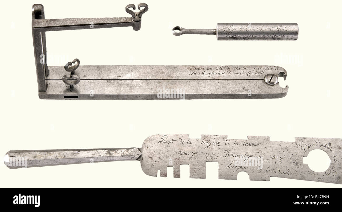 Trois jauges pour la fabrication de mousquet, Charleville et Saint-Etienne, fer du XVIIIe siècle, calibre cylindrique avec inscription gravée, '7 Lignes 3/4 frites sur un pied Talonne de Carnivat Paris Envoye Par la Cour A Saint-Etinne 1774'. Longueur 12.3 cm. Il y a aussi une jauge à baïonnette pour le modèle 1777 avec une poignée facettée et gravé 'Prop on de Lepaisseeur de la Lamme - Prop. De la largeur de la lamme - Longeur de la Douille - Diam. Tre interieur de la Bay.ette'. Longueur 32 cm. Et une jauge d'angle de pliage inscrite d'un côté d'un bras, 'Donne par Msr de Bablon j, Banque D'Images