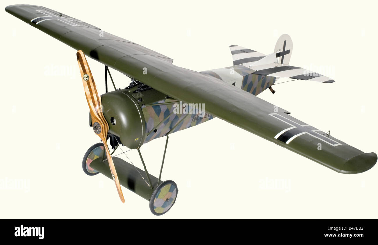 Un modèle à échelle de vol exceptionnel, de Fokker D VIII, n° de série '132' Avec des surfaces de contrôle de vol complètes, le poste de pilotage équipé d'un siège, de sangles de retenue, d'une barre de barre de direction et d'une colonne de commande, avec un cadran de garniture et un compas de travail, le fuselage supérieur équipé d'une paire de mitrailleuses factices et d'une jauge de carburant, Avec un moteur à essence à deux cylindres et une hélice à deux pales en érable laminé à tartre et acajou de BERLIN AXIALE, le moteur est dissimulé derrière un capot métallique riveté factice Intégrant une fixation de câble à bascule pour les 110 h.p. d'origine Oberursel U.11 neuf cylindres, Banque D'Images
