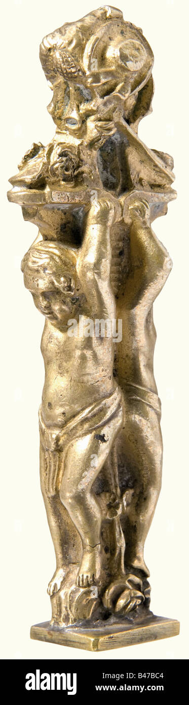 Moritz von Schwind (1804 - 1871), un sceau du peintre autrichien laiton avec des restes de dorures, la surface du sceau avec un monogramme complexe 'S', la poignée sous forme de deux putti, portant au-dessus de leurs têtes des éléments allégoriques faisant allusion à l'été, comme un chapeau d'été avec des bandes, un panier de fruits ou des fleurs. Hauteur 80 cm. De La Propriété Royale Bavaroise. En outre, trois cartes imprimées, créées par Moritz von Schwind, pour des événements sociaux tels que le 'Künstler:Maskenfest 1829', une autre de 1853, un 'Künstler-ball 1858' ainsi qu'un (transl.) 'Ticket pour le, Banque D'Images