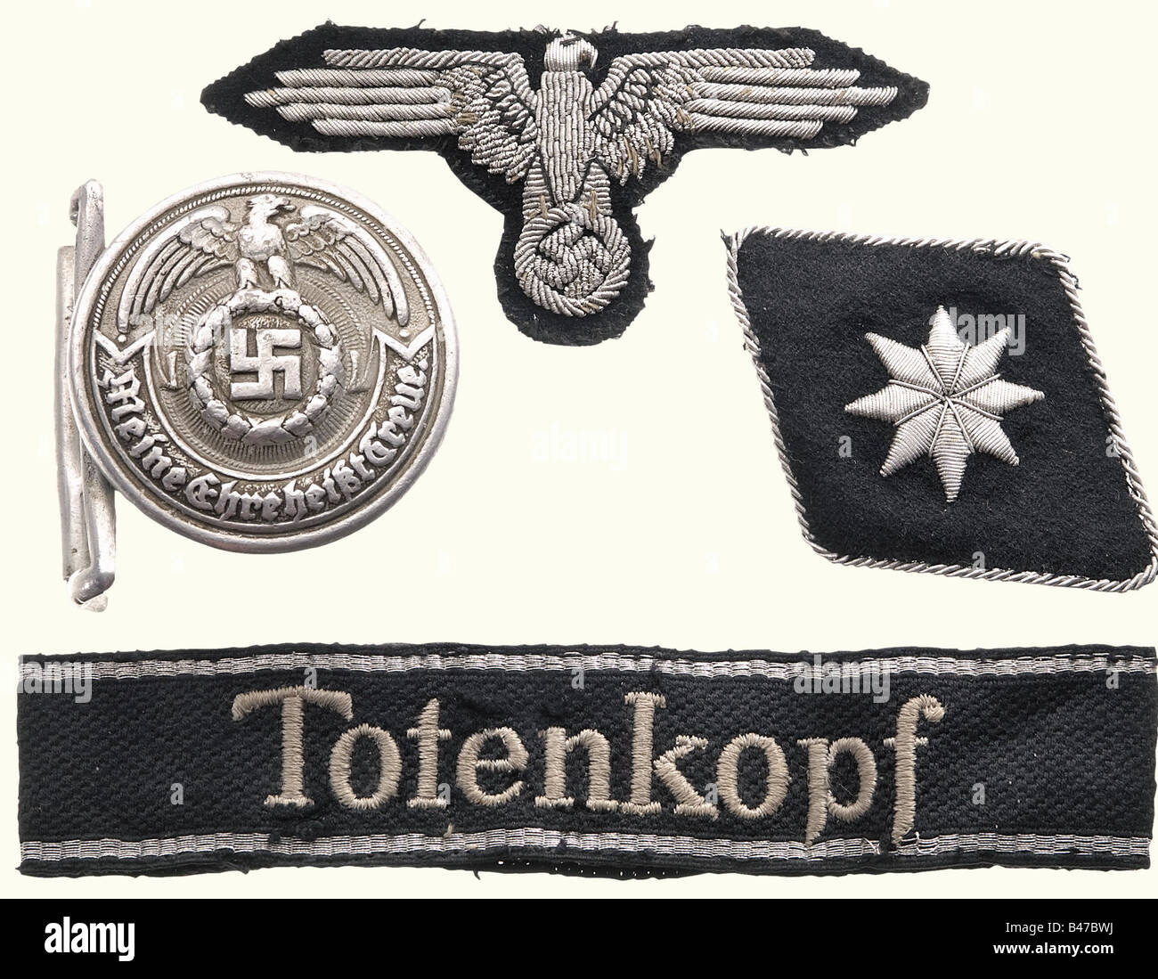 Boucle de ceinture et insigne, pour un officier de la boucle en aluminium de  la division SS-Totenkopf avec le timbre SS-RZM (Reichszeugmeisterei) quatre  fois au dos, la boucle de fixation est tordue.