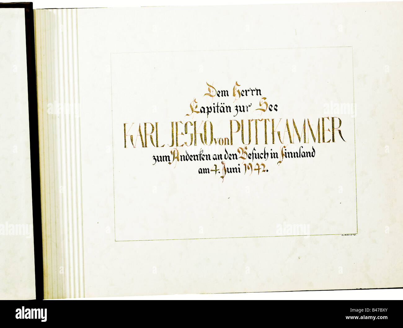 Capitaine de la Marine Karl Jesko von Puttkammer, adjudant de la Marine à A. Hitler et officier de liaison à l'armée CIC un album commémoratif avec 38 photos (CA. 18 x 24 cm) pour la visite d'Adolf Hitler avec son personnel militaire en Finlande le 4 juin 1942. Réception officielle avec le maréchal Mannerheim, le président Ryti et le personnel militaire finlandais. Adolf Hitler, le Maréchal Keitel et le personnel allemand saluent, mars de la garde d'honneur, réceptions, inspections, etc. Album en cuir brun estampillé en or avec les armoiries finlandaises. la feuille de migration avec calligraphie , Banque D'Images