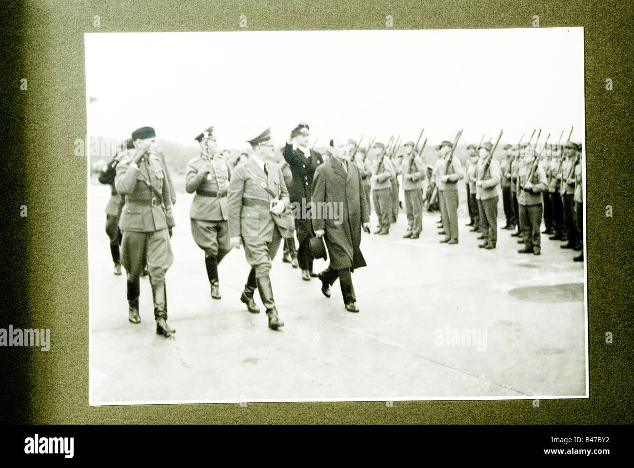 Capitaine de la Marine Karl Jesko von Puttkammer, adjudant de la Marine à A. Hitler et officier de liaison à l'armée CIC un album commémoratif avec 38 photos (CA. 18 x 24 cm) pour la visite d'Adolf Hitler avec son personnel militaire en Finlande le 4 juin 1942. Réception officielle avec le maréchal Mannerheim, le président Ryti et le personnel militaire finlandais. Adolf Hitler, le Maréchal Keitel et le personnel allemand saluent, mars de la garde d'honneur, réceptions, inspections, etc. Album en cuir brun estampillé en or avec les armoiries finlandaises. la feuille de migration avec calligraphie , Banque D'Images