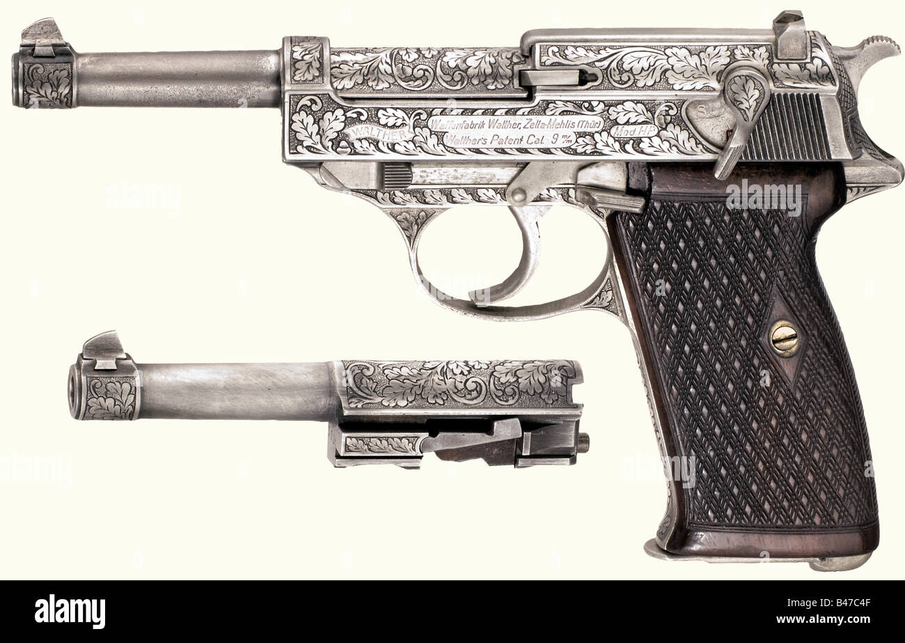 A Walther Model HP avec corps interchangeable (numéros correspondants), gravé, plaqué argent, calibre 9 mm Parabellum et 7,65 Parabellum, no 15520. Numéros correspondants. L'alésage de 9 Para est légèrement mat, l'alésage de 7,65 Para est semblable à un miroir. Inscription standard. Toute l'arme avec gravure traditionnelle de feuilles de chêne et entièrement plaqué argent. Le barillet interchangeable est décoré de la même manière et complet avec le boulon spécial pour cal. 7.65 Parabellum. Placage argent assombri en raison de l'âge et légèrement frotté à l'extrémité du canon Spécialement fait, impeccable brun foncé wal, Banque D'Images