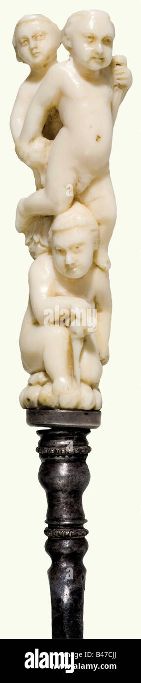 Une fourche avec une poignée en ivoire sculpté, allemande/flamande, vers 1700. Une fourche en fer forgé avec deux dents striées et un balustre décoratif à la base. Ferrule à poignée argentée. La poignée en ivoire montre trois cupids au milieu de petits pains de fruits finement sculptés en relief. Longueur 23,3 cm. Historique, historique, peuple, XVIIIe siècle, poignard, poignards, throuting, propulseurs, bâton, arme, armes, armes, armes, bras, dispositif de combat, objet, objets, photos, découpe, découpe, découpe, découpe, découpe, découpe, découpe, découpe, découpe, Banque D'Images Une fourche avec une poignée en ivoire sculpté, allemande/flamande, vers 1700. Une fourche en fer forgé avec deux dents striées et un balustre décoratif à la base. Ferrule à poignée argentée. La poignée en ivoire montre trois cupids au milieu de petits pains de fruits finement sculptés en relief. Longueur 23,3 cm. Historique, historique, peuple, XVIIIe siècle, poignard, poignards, throuting, propulseurs, bâton, arme, armes, armes, armes, bras, dispositif de combat, objet, objets, photos, découpe, découpe, découpe, découpe, découpe, découpe, découpe, découpe, découpe, Banque D'Images