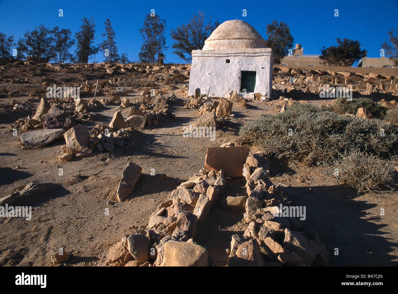 Un vieux cimetière islamique dans un Ghadamis ville berbère de 10 000 habitants dans une oasis dans le désert du Sahara, la Libye. Banque D'Images