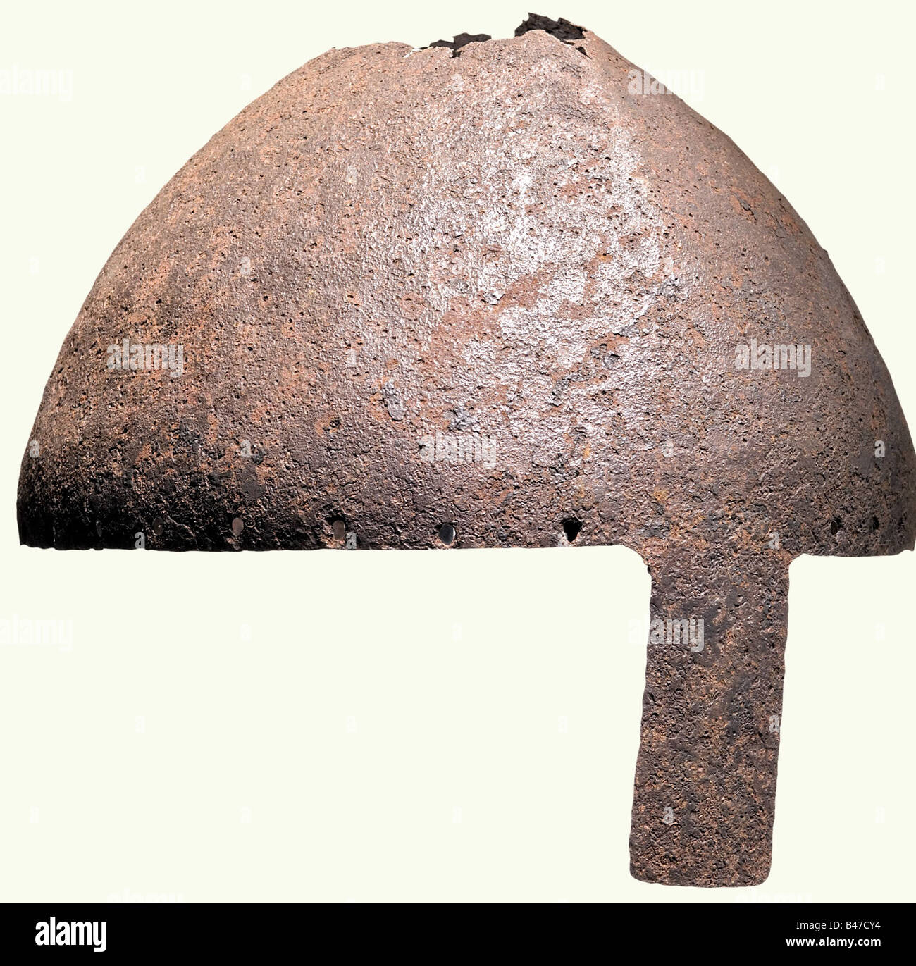 Casque nasal, Europe centrale, 10ème/11ème siècle. Crâne légèrement strié, forgé en une seule pièce. La partie supérieure est gravement endommagée par la corrosion. La jante est entourée de trous pour la fixation de la doublure et de l'aventail. Large, légèrement bombé, nasal en fer. Nettoyage de la découverte sous-marine. Hauteur 16 cm. Historique, historique, XIe siècle, 10ème siècle, bras défensifs, armes, armes, armes, bras, dispositif de combat, objet, objets, alambics, coupures, coupures, ustensile, équipement, ustensiles, placage, armure, armure, armure, RE, Banque D'Images